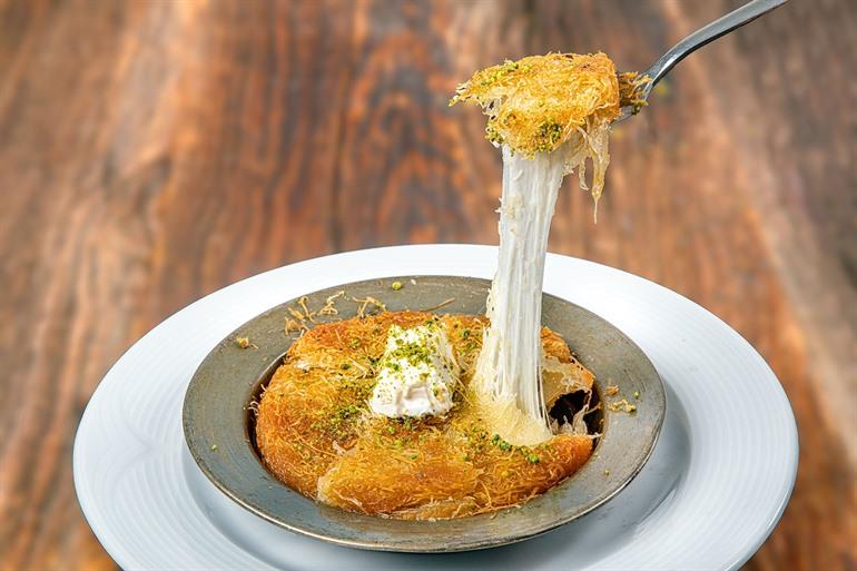 Kanafeh probieren, ein Dessert aus dem Nahen Osten