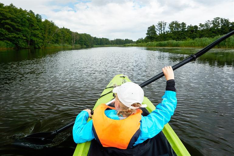 Kanu oder Kajak auf der Peene im Naturpark Flusslandschaft Peenetal