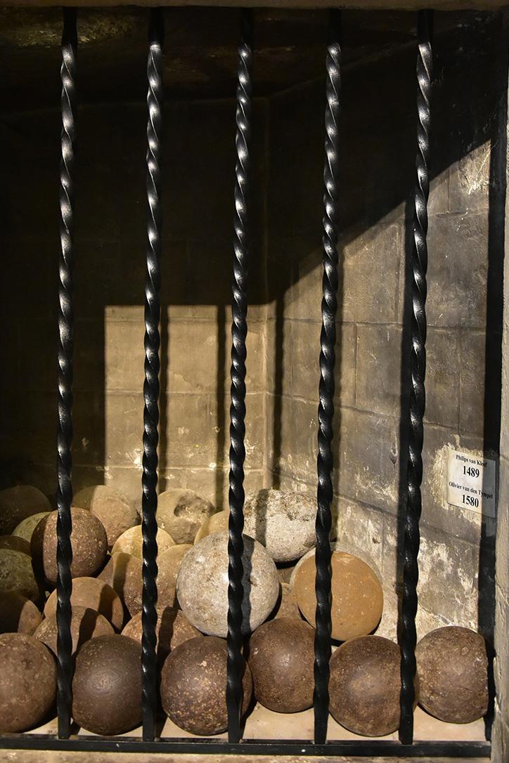 Kanonenkugeln von Philips van Kleef in der Sint-Martinusbasilika in Halle
