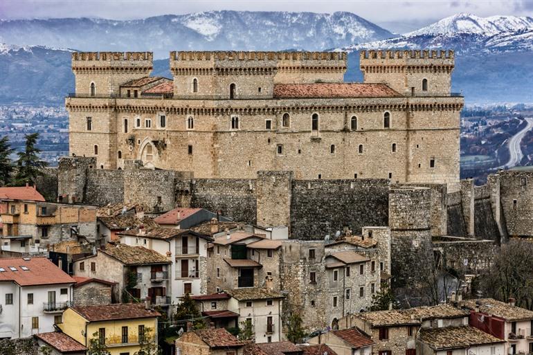 Schloss Piccolomini in Celano, Abruzzen, Italien