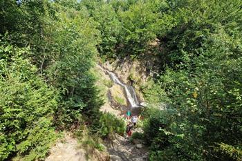 Schloss Reinhardstein und der Bayehon-Wasserfall