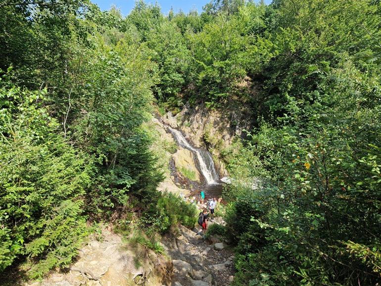 Schloss Reinhardstein und der Bayehon-Wasserfall