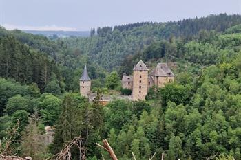 Schloss Reinhardstein und der Bayehon-Wasserfall