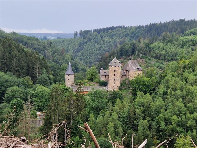 Schloss Reinhardstein und der Bayehon-Wasserfall