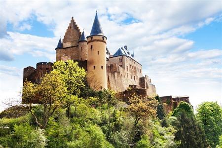 Die 14 schönsten Schlösser in Luxemburg: Entdecken Sie die mittelalterlichen Burgen und Ruinen + Tickets