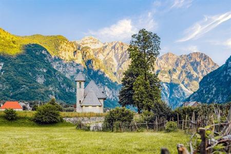 Die Kirche von Theth, ein idyllisches Taldorf inmitten der albanischen Alpen