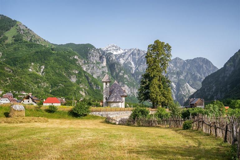 Kleines Kirchlein im Theth-Nationalpark, Albanien