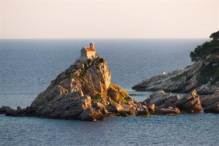 Kleines Kirchlein auf der Insel bei Petrovac, Montenegro