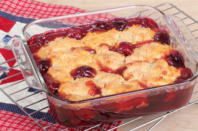 Kirschen-Cobbler-Dessert