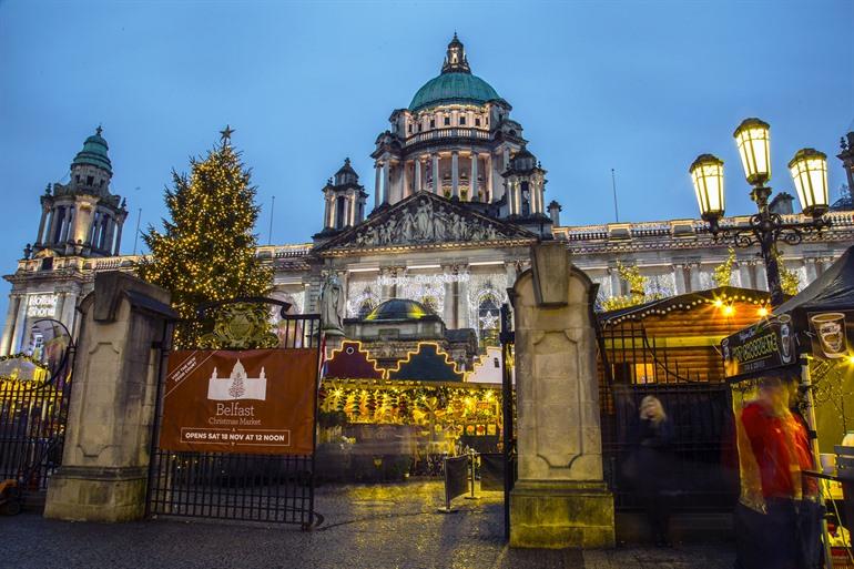 Weihnachtsmarkt am Belfast City Hall besuchen