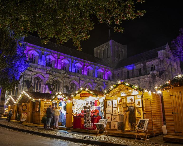 Weihnachtsmarkt vor der Winchester Cathedral