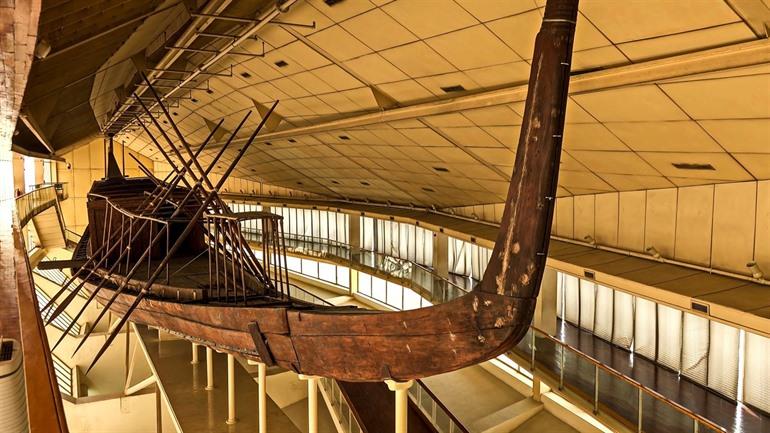 Khufu-Boot an der Cheops-Pyramide