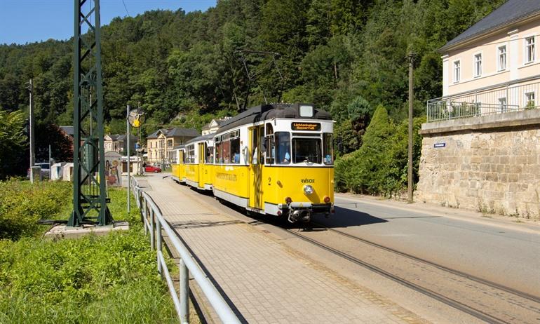 Kirnitzschtalbahn, die gelbe Straßenbahn, die durch das Kirnitzschtal fährt