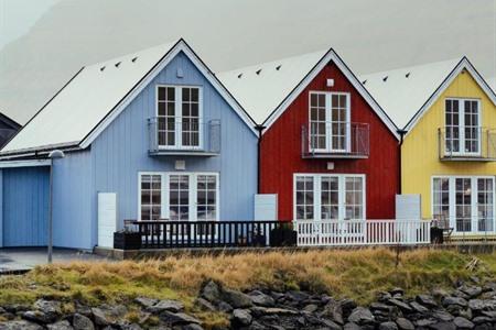 Buntes Ferienhaus mit Blick auf den Hafen buchen