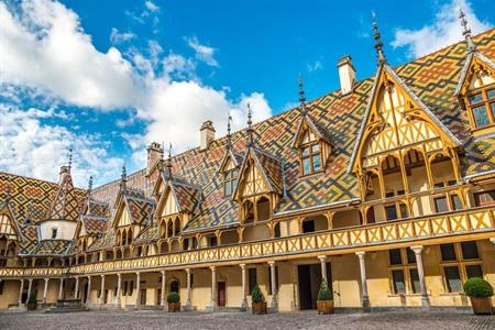 Bunte Dächer des Hôtel Dieu in Beaune, Burgund