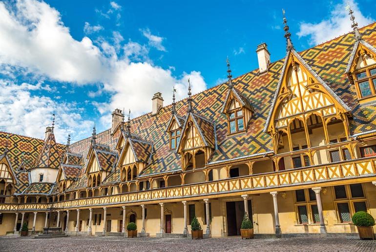 Bunte Dächer des Hôtel Dieu in Beaune, Burgund