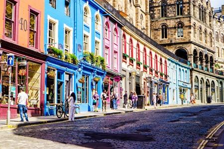 Bunte Häuser an der bekannten Victoria Street in Edinburgh