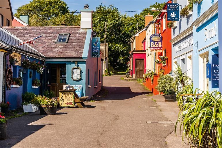 Bunte Häuser auf der Halbinsel Dingle, Irland