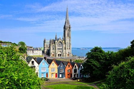 Bunte Häuser in Cobh und die St. Colman's Kathedrale, Irland
