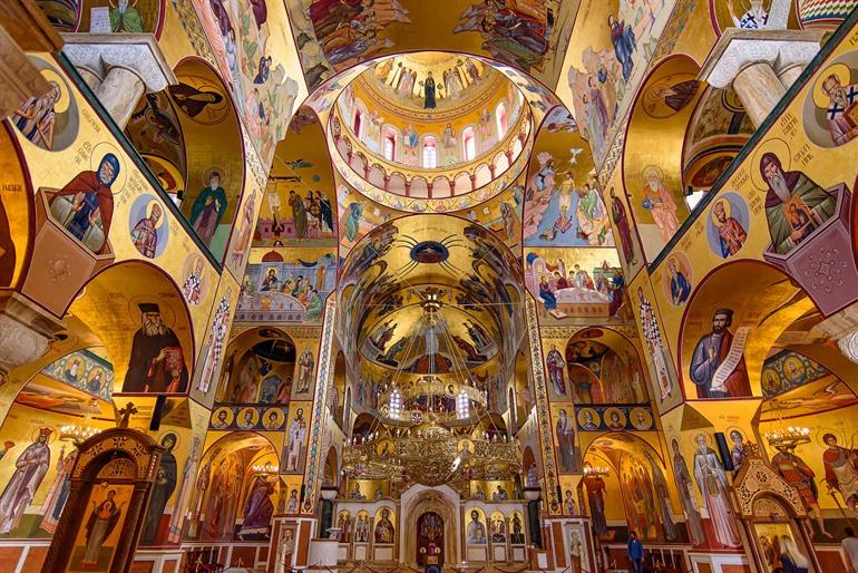 Buntes Interieur der Kathedrale in Podgorica, Montenegro