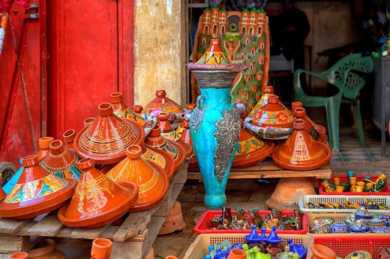 Bunte marokkanische Tajine-Kochtöpfe, Marokko