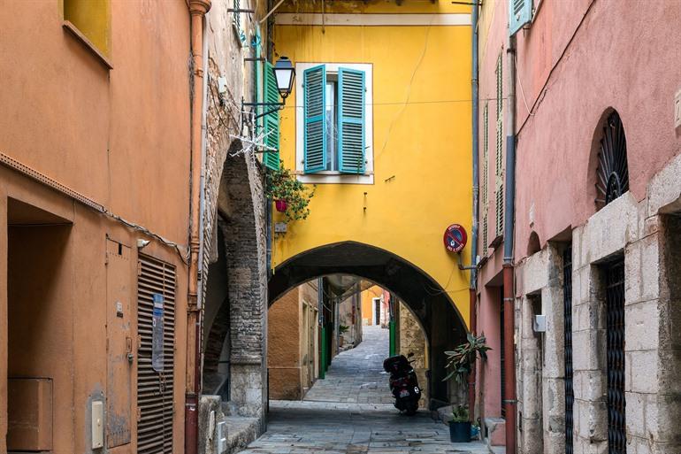 Bunte Straßen von Villefranche-sur-Mer, Côte d'Azur