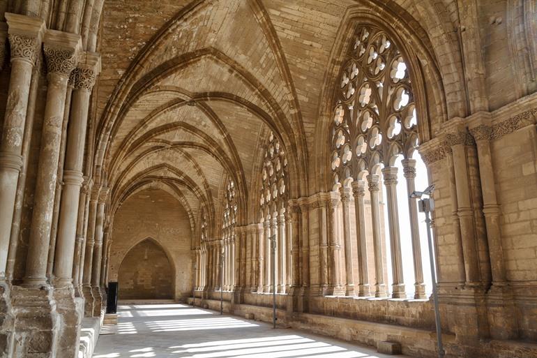 Besuch des Klostergangs La Seu Vella in Lleida, Katalonien