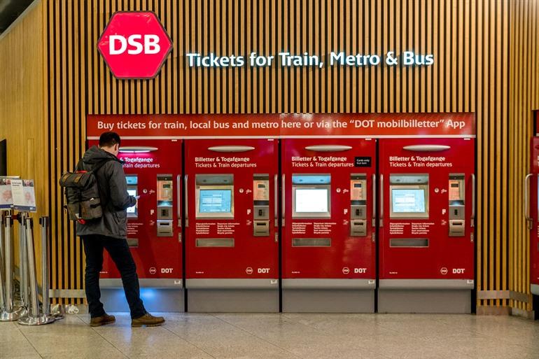 Kaufen Sie Ihre Fahrkarte für den öffentlichen Nahverkehr an den Schaltern am Flughafen.
