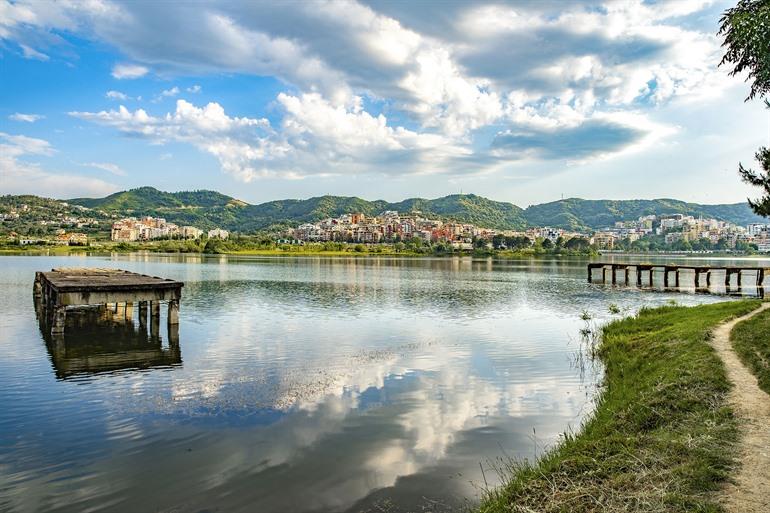 Künstlicher See von Tirana, Albanien