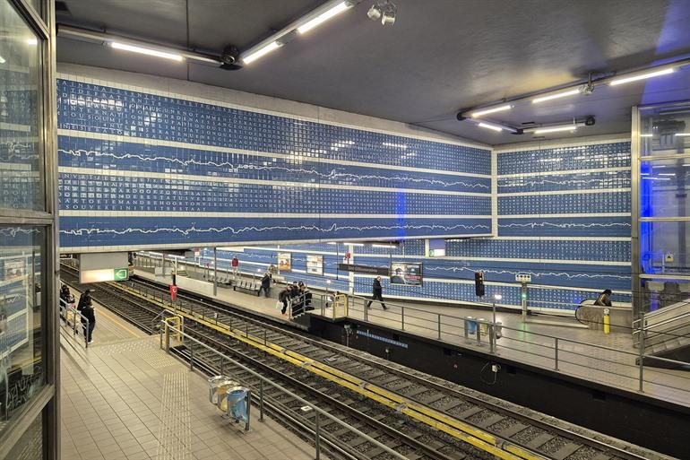 Kunstwerk in der U-Bahn-Station Voorplein in Sint-Gillis