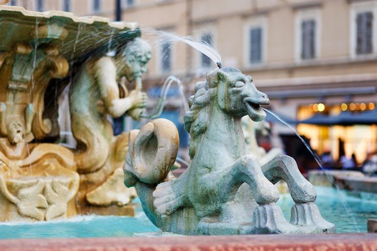 Die Pupilla di Pesaro, bekannter Brunnen auf der Piazza del Popolo, Pesaro