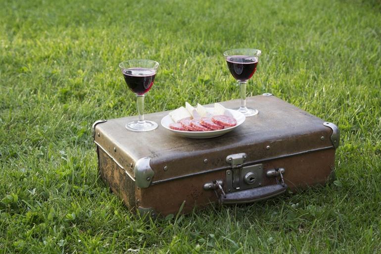 Lasse dein Essen für ein romantisches Picknick nach Hause liefern