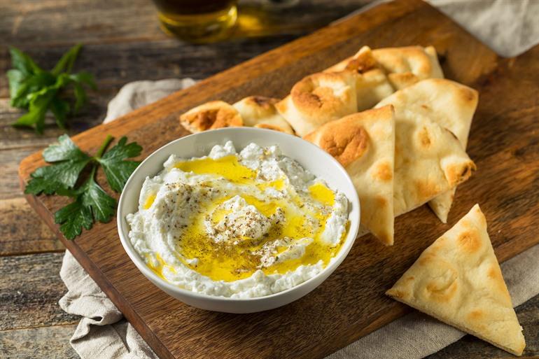 Labneh ein cremiger, dickflüssiger Joghurt