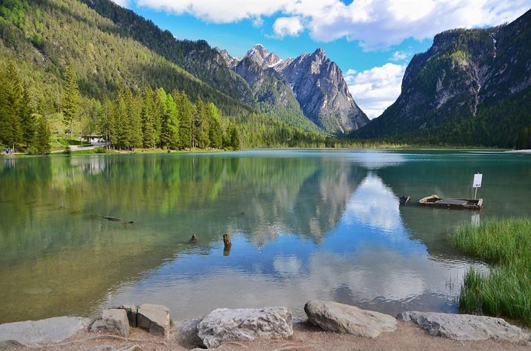 Den Lago di Dobbiaco in den Dolomiten besuchen