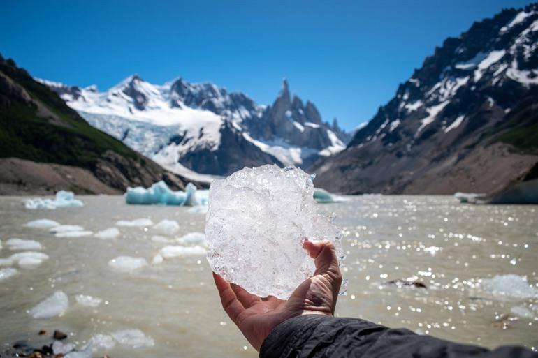 Laguna Torre ist oft mit Eisschollen vom Gletscher bedeckt.
