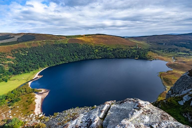 Lough Tay im Wicklow-Gebirge in Irland