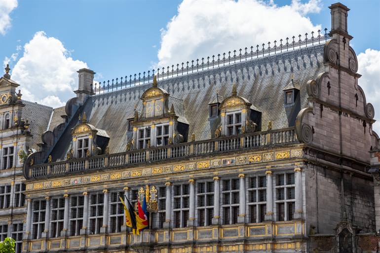 Lakenhalle in Tournai