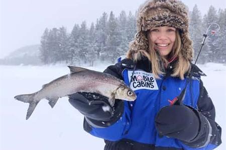 Lerne Eisfischen und fange deinen eigenen Fisch am Inari-See