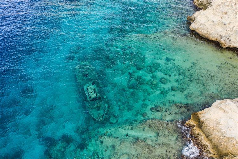 Luftaufnahme des gesunkenen Schiffs am Tugboat Beach, Curaçao