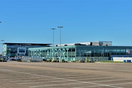 Parken am Flughafen Lüttich-Biesel: Infos, Preise und kostenlose Alternativen