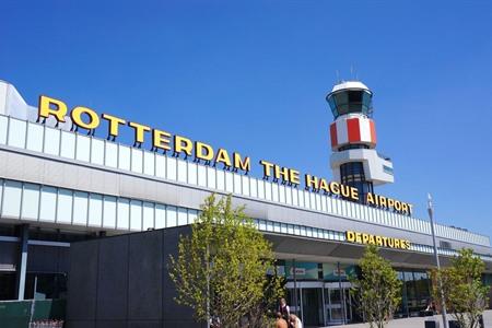 Wo kann man am Flughafen Rotterdam parken? Infos, Preise und kostenlose Alternativen (Rotterdam The Hague Airport)