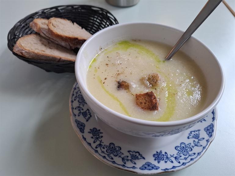 Mittagessen in einem bunten Ambiente bei La Perruche, Vorst