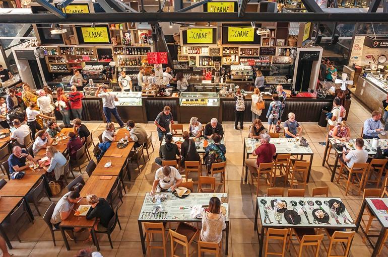 Mittagessen in den Markthallen von Florenz
