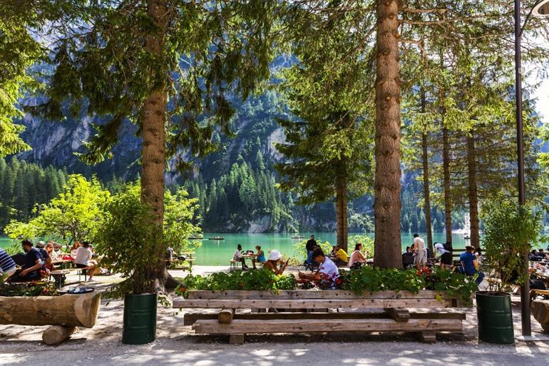 Eine Rundwanderung um den Pragser Wildsee machen