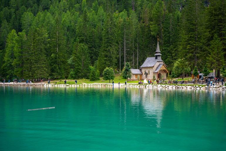 Einen Rundweg um den Lago di Braies wandern