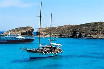 Machen Sie einen Tagesausflug nach Comino, Malta