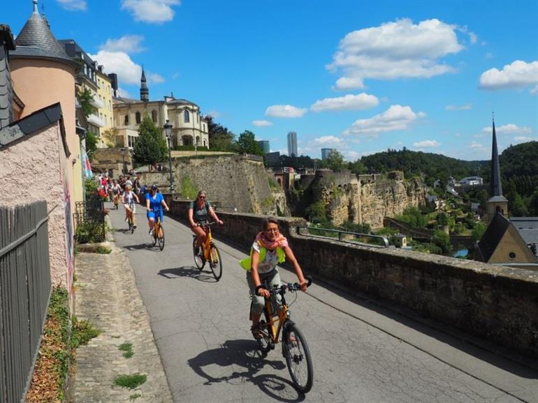 Unternehmen Sie eine Fahrradtour durch die Innenstadt von Luxemburg.