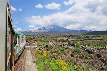 Unternehmen Sie eine Fahrt mit der Etna-Bahn auf Sizilien