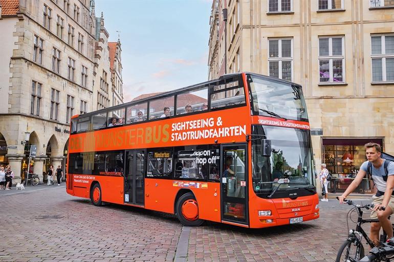 Unternehmen Sie eine Fahrt mit den Hop-on-Hop-off-Bussen in Münster