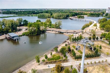 Eine Fahrt mit der Seilbahn bei der Floriade unternehmen